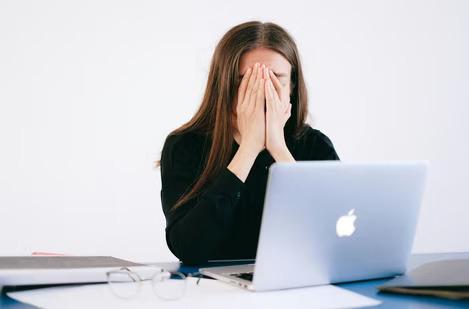 Woman Fired for Repeatedly Arriving 40 Minutes Early to Office; Court Rules Employer Acted Within Rights